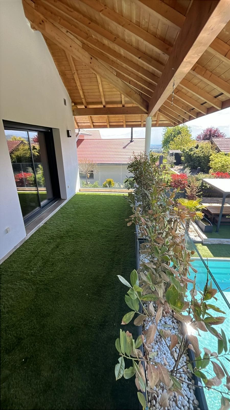 Balcon avec vue sur la piscine
