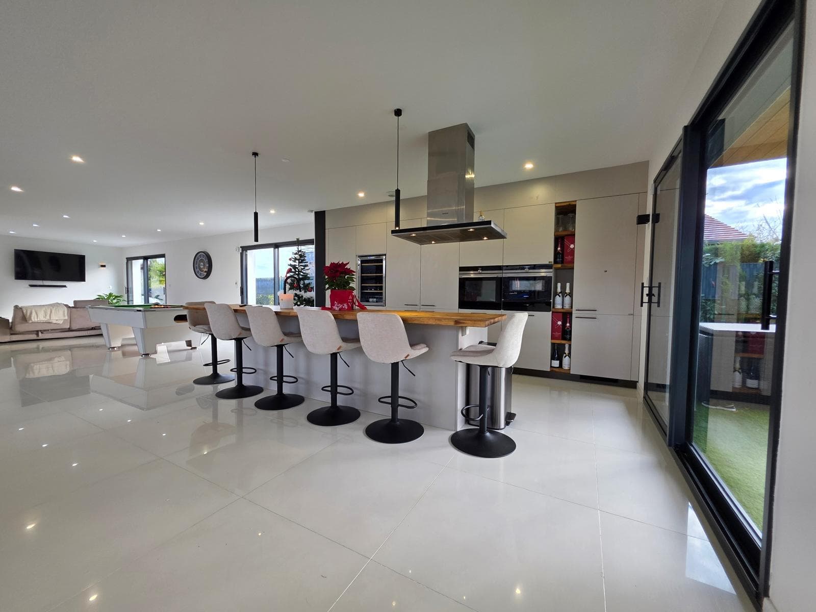 Cuisine avec îlot et bar