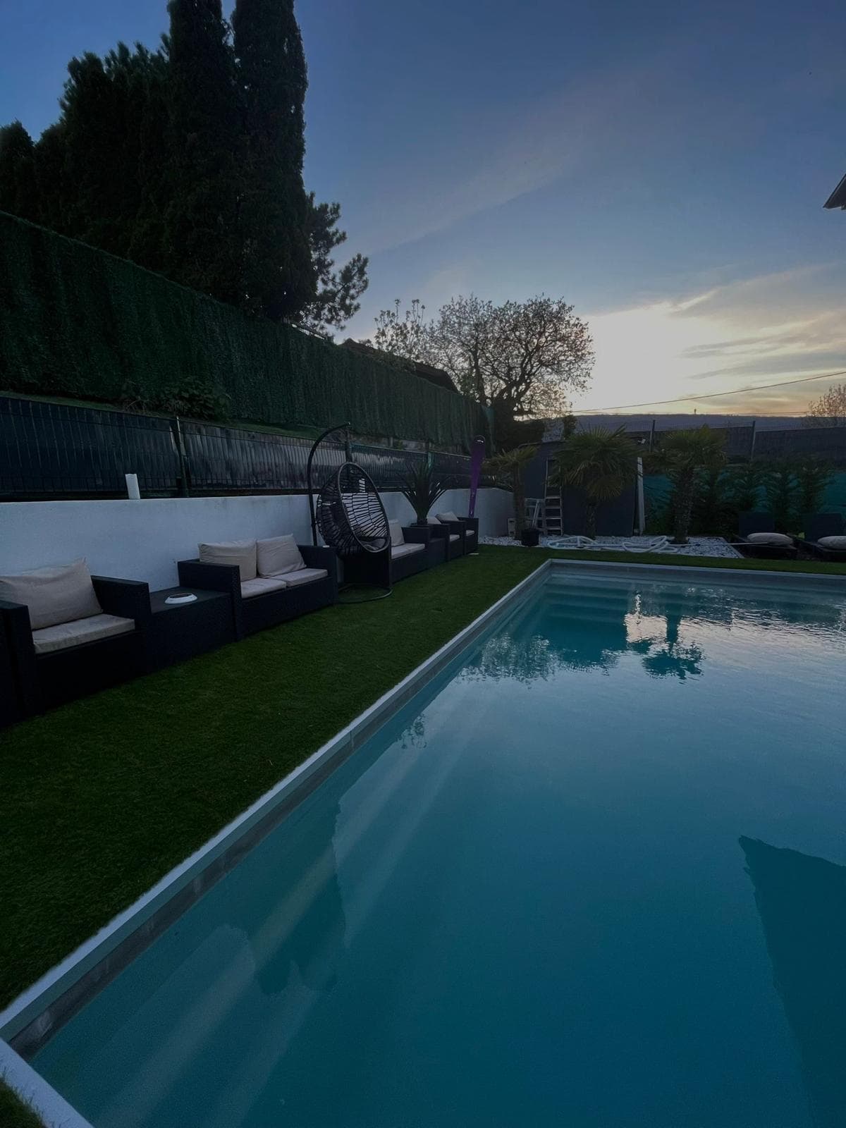 Piscine au coucher du soleil