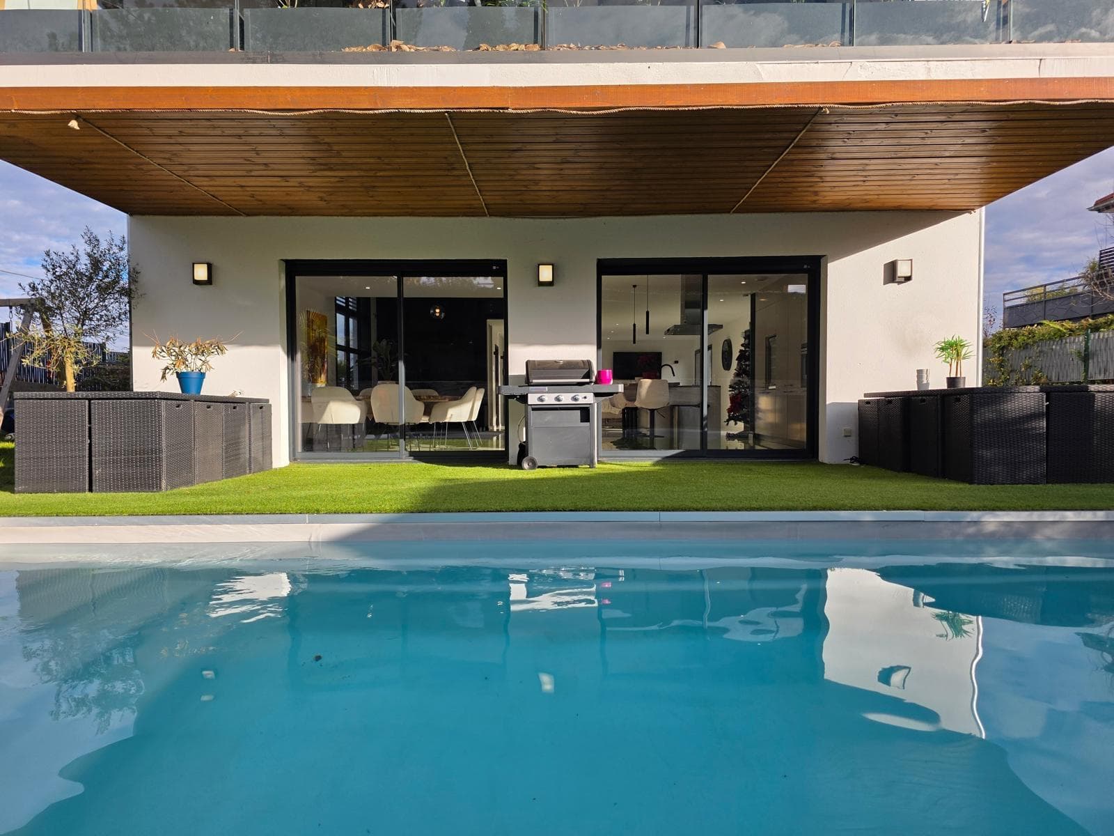 Piscine et vue sur la maison